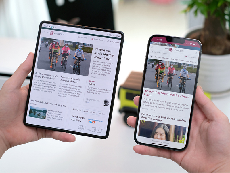 D&ugrave;ng hai điện thoại đọc b&aacute;o, tin tức